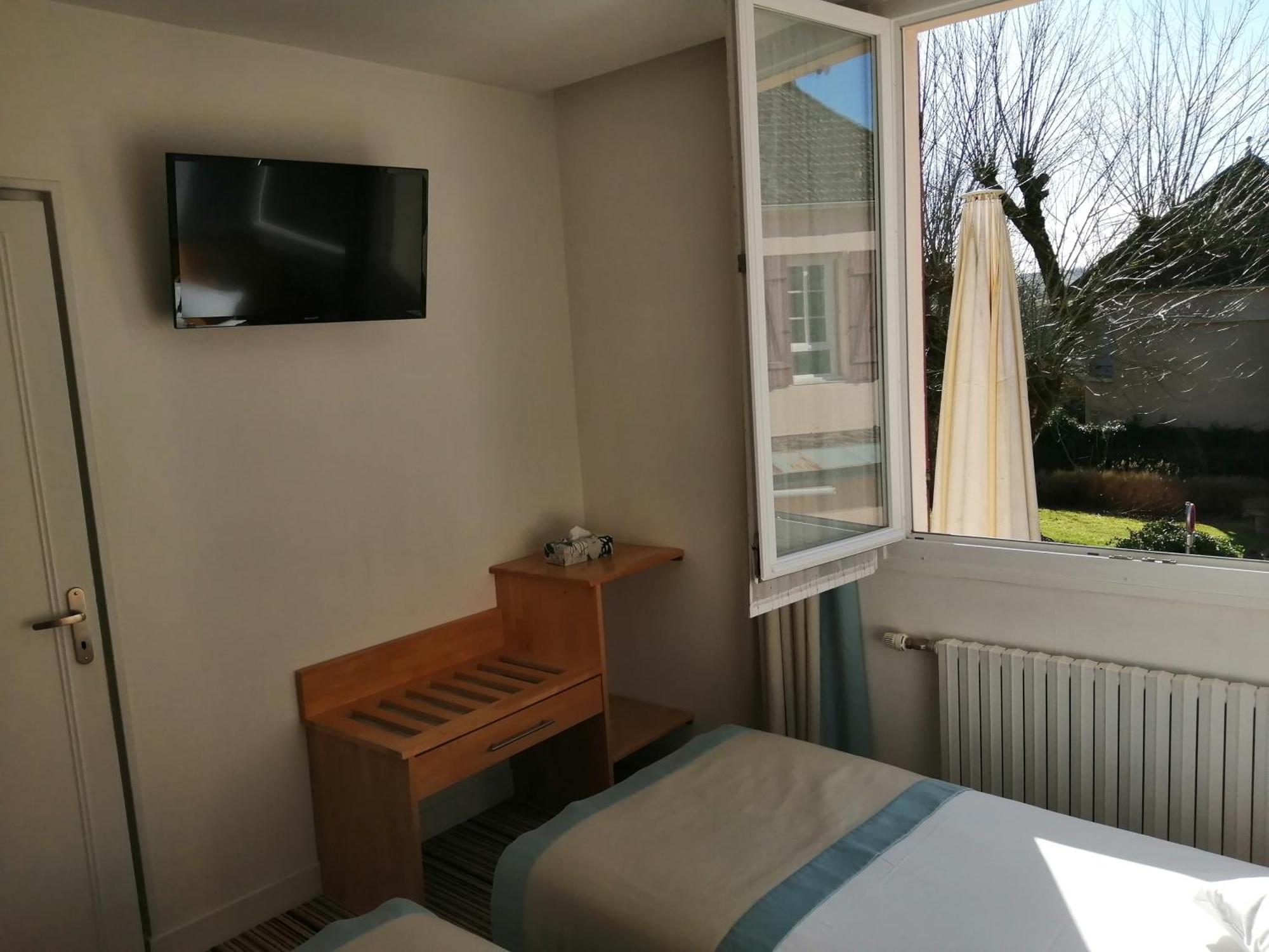 Hotel Les Fleurs Pontaubert Bagian luar foto
