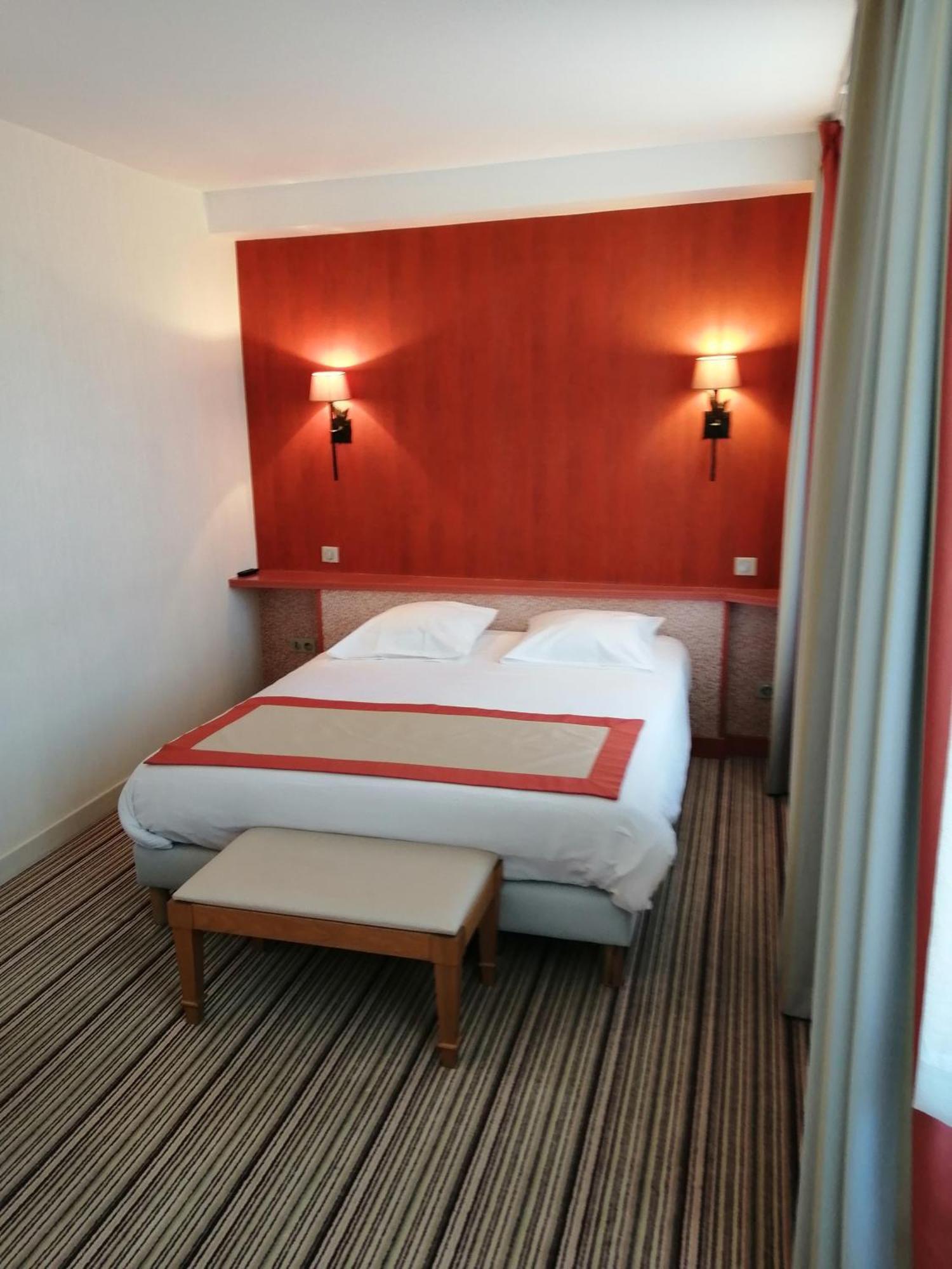 Hotel Les Fleurs Pontaubert Bagian luar foto